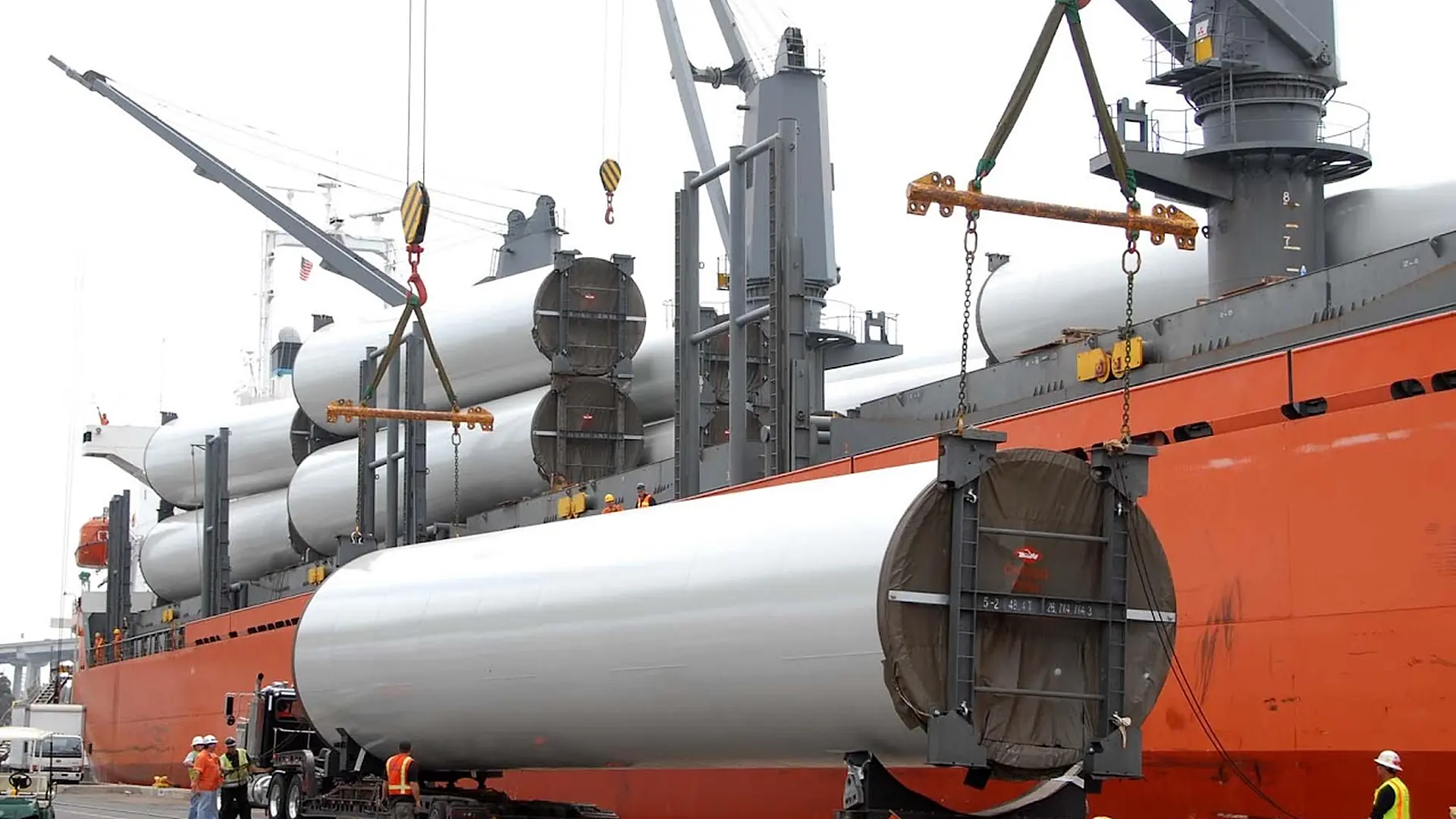 Large cargo being lifted aboard a ship